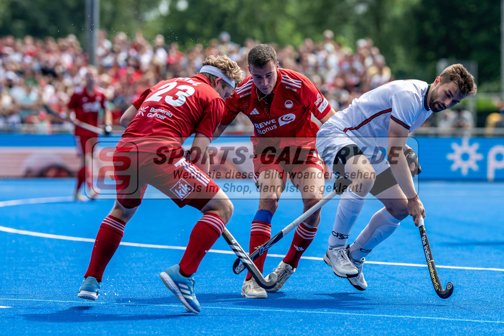 Final4_20250601-1524-Z82_9331 | Krefeld, Deutschland, 01.06.2025:  Feldhockey Final4 2025 – „Deutsche Feldhockey-Meisterschaften 2025“ Crefelder HTC - Rot-Weiss Köln (Finale Herren) im Gerd-Wellen-Hockeyanlage am 01.06.2025 in Krefeld, Deutschland. (Foto von Kramhöller/Fehrmann/Kaste)Krefeld, Germany, 01.06.2025: Feldhockey Final4 2025 – „Deutsche Feldhockey-Meisterschaften 2025“ Harvestehuder HTC - Düsseldorfer HC (Finale Damen) in Gerd-Wellen-Hockeyanlage at 01.06.2025 in Krefeld, Deutschland. (Foto from Kramhöller/Fehrmann/Kaste)