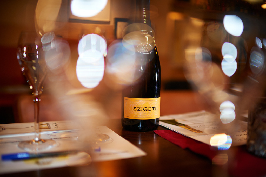 Sektkellerei Szigeti | Gols, Austria - February 19, 2018: Sektkellerei Szigeti; Stimmungsbild mit einer Flasche Sekt und Sektgläsern im Verköstigungsraum. - Realisiert mit Pictrs.com