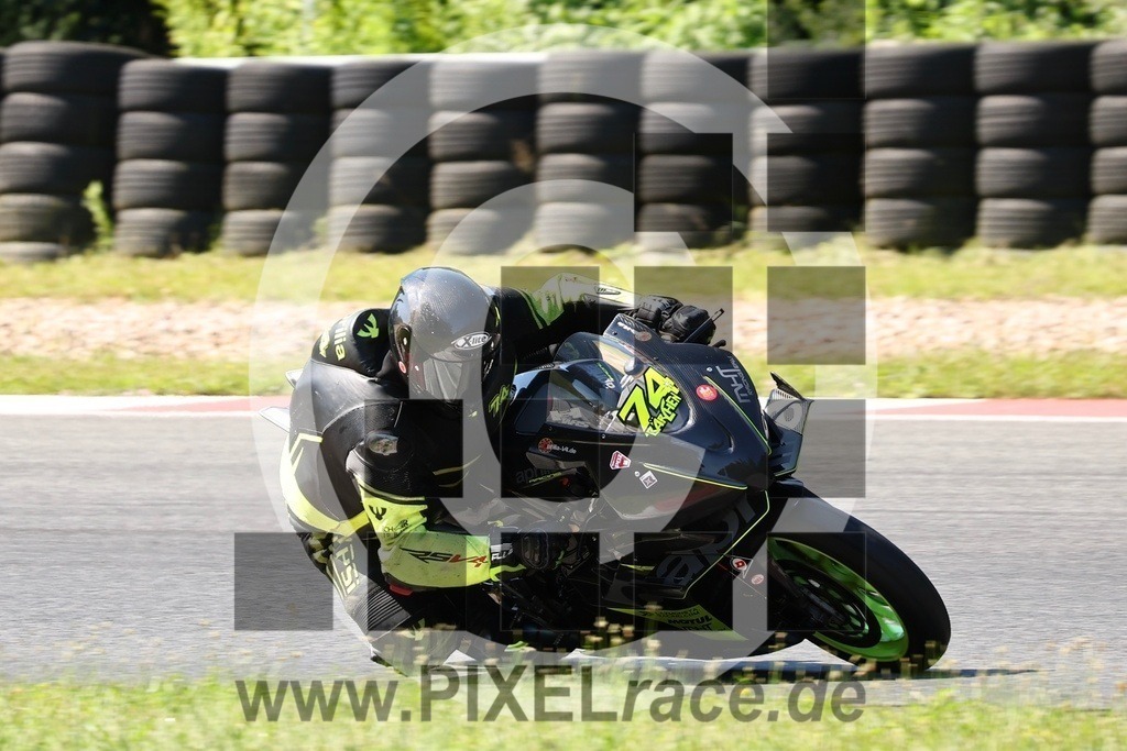 0074-20240715_11570 | Schöne Erinnerungen an spannende Momente - das festzuhalten ist unser Job. PIXELrace.de ist seit 2003 auf den Rennstrecken Europas unterwegs um die Action draußen beim Fahren und die wunderbare Stimmung imm Fahrerlager für euch einzufangen.