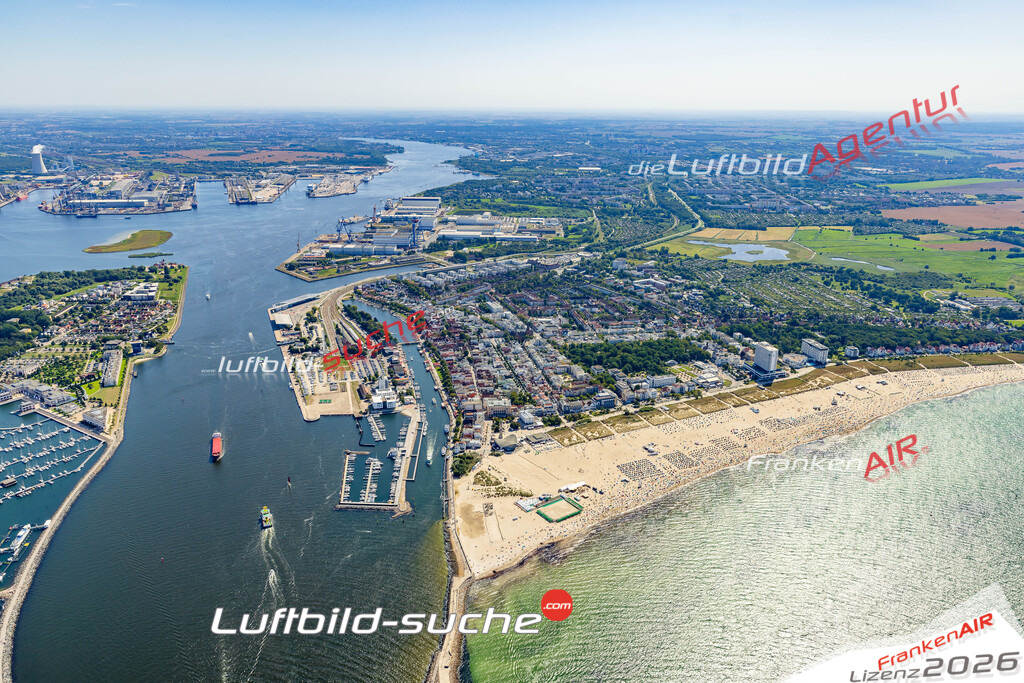 Klassische Luftaufnahme ohne Drohne zeigt:Warnemünde bei Rostock - Die Luftbildaufnahme wurde 2025 vom UL-Flugzeug heraus erstellt ( keine Drohnenaufnahme ) - Hochauflösende Luftaufnahme -Nicht vergleichbar mit Google Maps oder Satelittenbilder- Die Geschenkidee !Mit Lizenz und Bildrechte bestellbar