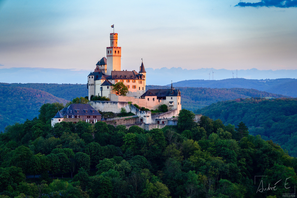 Marksburg mit dem letzten Sonnenlicht des Tages | Zum Sonnenuntergang wechselt das Licht fast von Sekunde zu Sekunde, gerade eben noch "gold" wird das Licht jetzt orange und der Horizont und Landschaft blau.