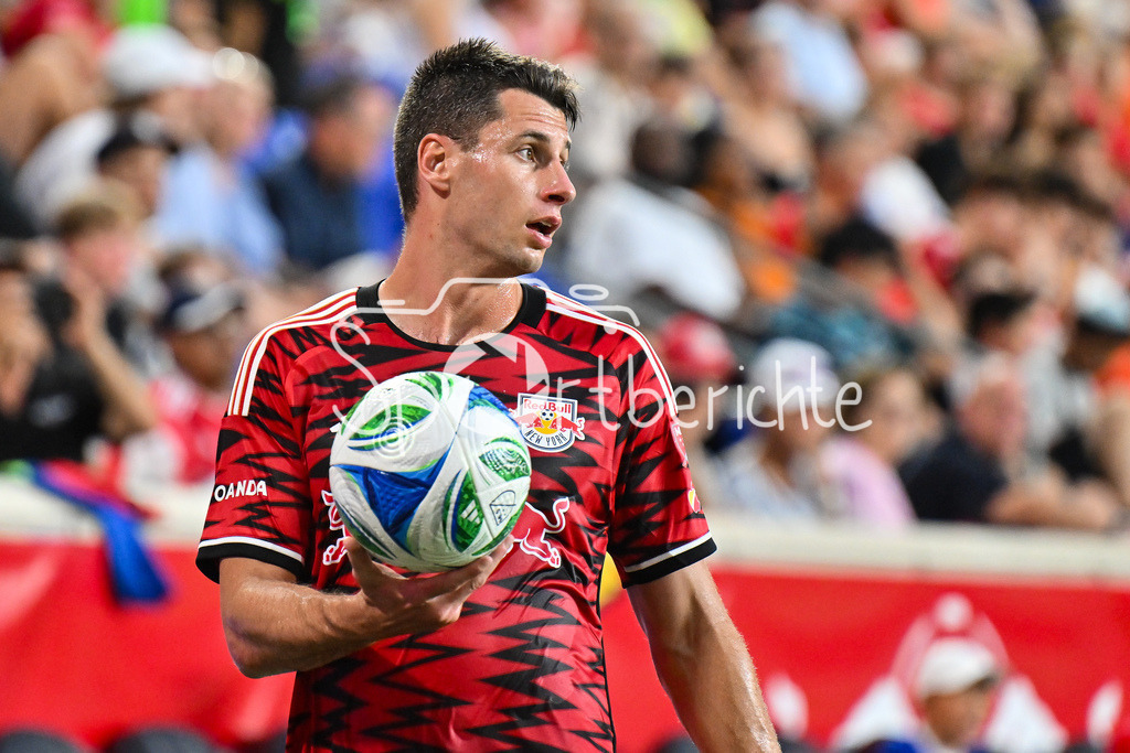 New York Red Bulls - New England Revolution | Beim Einwurf Sean NEALIS (New York 15) / Einzelfoto / Freisteller / Major League Soccer: New York Red Bulls - New England Revolution, Red Bull Arena am 16.07.2025
