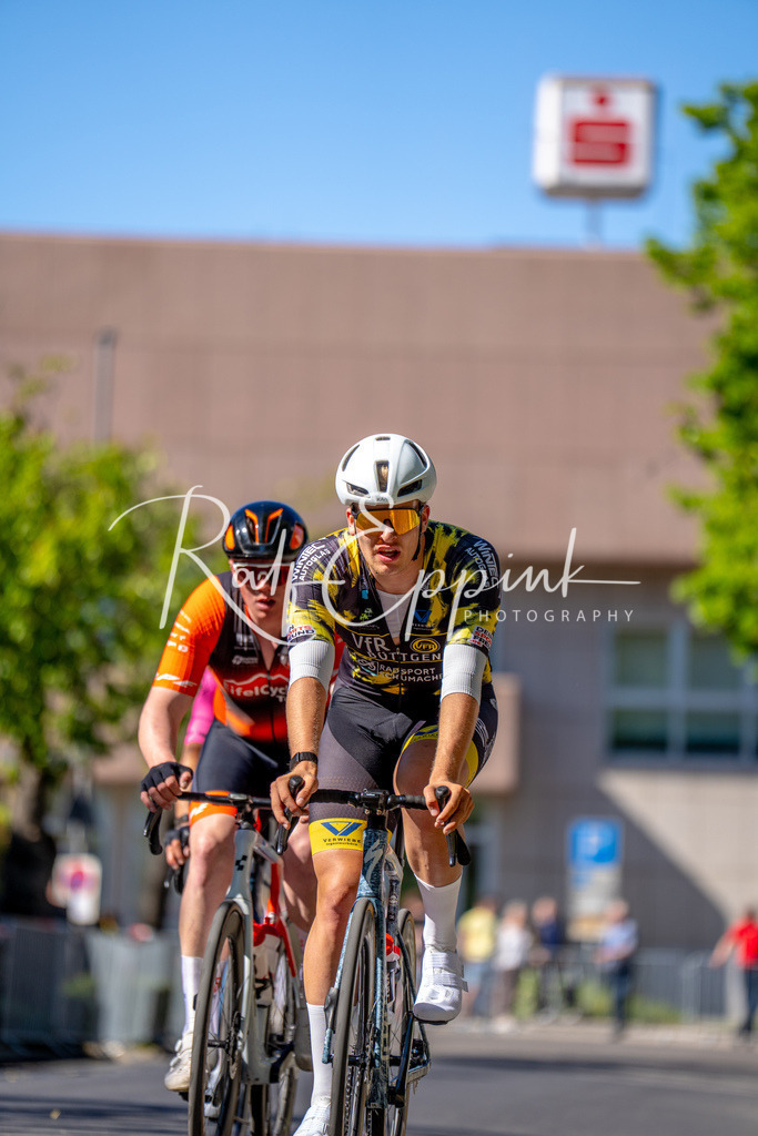 Spurt in den Mai 2026 - Großer Preis der Sparkasse Neuss | Annual one-day road cycling race "Großer Preis der Sparkasse Neuss" held in Büttgen, Germany, organized by VfR Büttgen 1912 e.V. The event features multiple races across all age categories from U11 youth to Elite men. - Realisiert mit Pictrs.com