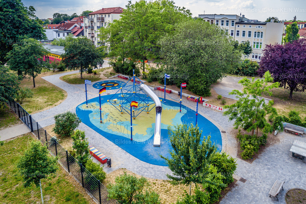 7_Magdeburg Sudenburg Spielplatz Langer Weg-0006 | Die Magdeburger Platte® - das sind die schönsten Luftbilder von Magdeburg & Sachsen-Anhalt auf Acryl, Leinwand oder zum Download. Das ist Luftbildfotografie & Luftbildaufnahmen mit Drohne & Flugzeug.  - Realisiert mit Pictrs.com