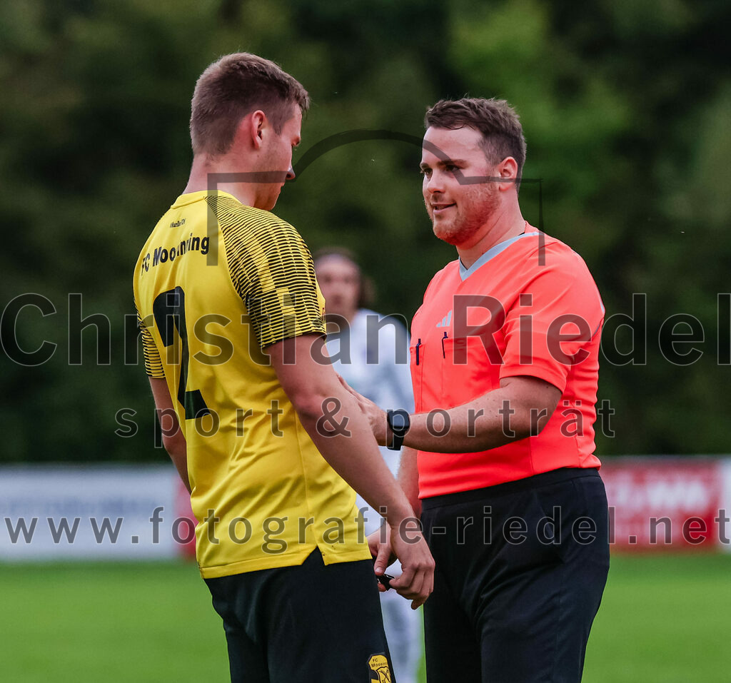 2023-08-09_095_FC_Moosinning_II_gegen_SpVgg_Altenerding | Moosinning, Deutschland, 09.08.2023:
Fußball, Kreisliga 2023 / 2024, 3. Spieltag, FC Moosinning II gegen SpVgg Altenerding, Endergebnis: 1:1

Georg Humplmair (FC Moosinning, #2), Schiedsrichter Stefan Empl

Foto: Christian Riedel / fotografie-riedel.net