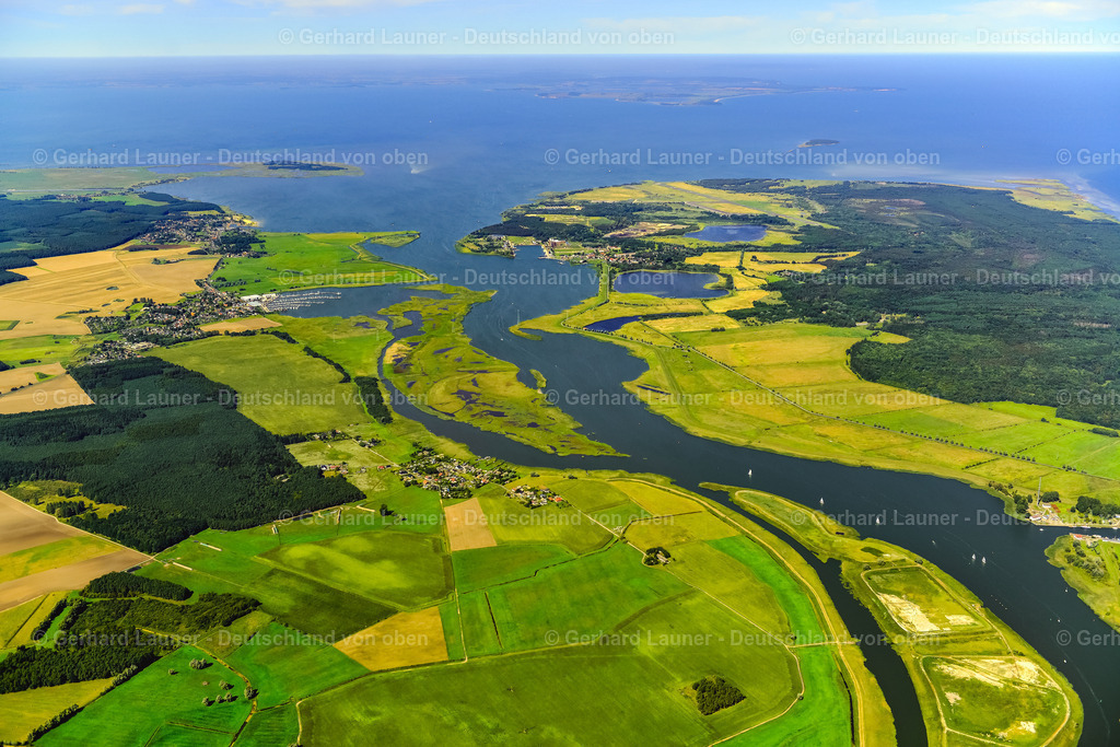 3637653 | PEENEMüNDE 25.08.2016 Uferbereiche entlang der Fluss- Mündung der Peene in die Ostsee in Peenemünde auf der Insel Usedom im Bundesland Mecklenburg-Vorpommern, Deutschland. // Riparian areas along the estuary of the Peene into the Baltic Sea in Peenemuende on the island of Usedom in the state Mecklenburg - Western Pomerania, Germany. Foto: Gerhard Launer