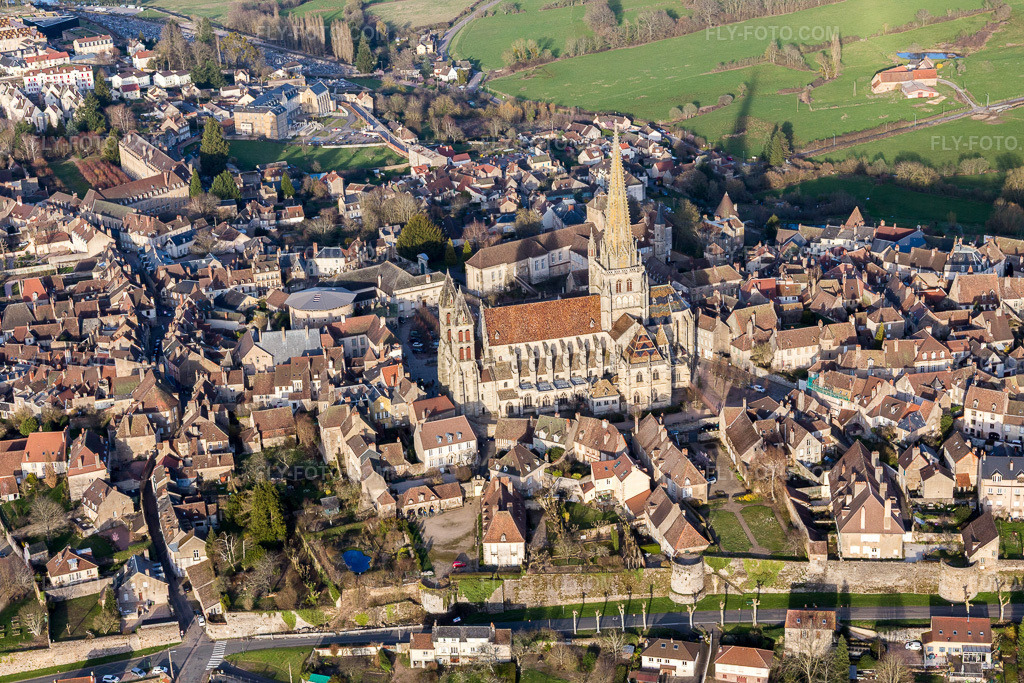 Aerial view: (Burgundy) in Autun in the state Saone et Loire, France. – Photo: IMG_105481.jpg taken on 04/01/2018 by Werner Riehm/FLY-FOTO.com – Resolution of the original: 5472 x 3648 px