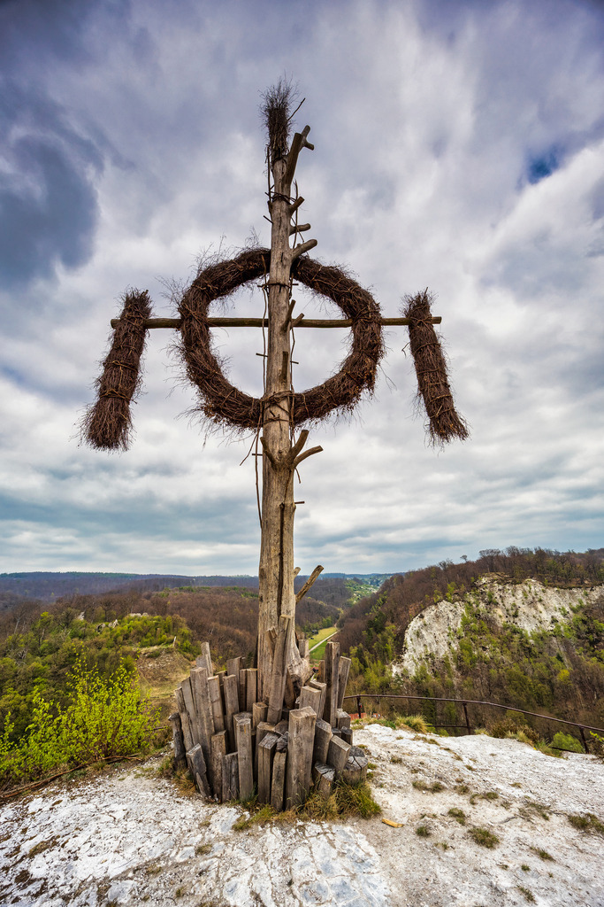 Die Queste bei Questenberg  - ein Wahrzeichen des Südharzes | Wir machen aus Ihren Bildern Erinnerungen für die Ewigkeit | Hochwertige Fotografien für Ihr zu Hause. - Realisiert mit Pictrs.com
