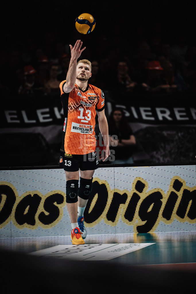 Volleyball | Herren | Saison 2024/2025 | 1. Volleyball Bundesliga Männer | Finale | BERLIN RECYCLING Volleys vs. SVG Lüneburg | 03.05.2025 | Ruben Schott (#13, Berlin Recycling Volleys) beim Aufschlag