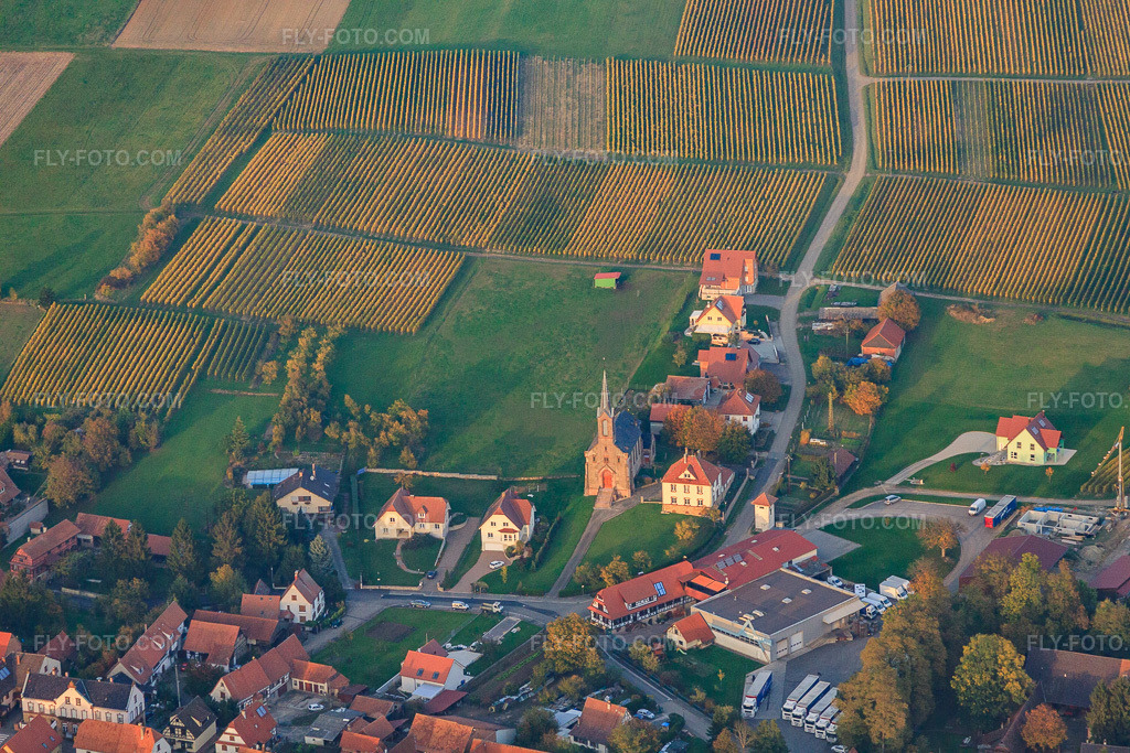 Aerial view: Église de Cleebourg in Cleebourg in the state Bas-Rhin, France. – Photo: IMG_54253.jpg taken on 10/21/2012 by Werner Riehm/FLY-FOTO.com – Resolution of the original: 4752 x 3168 px