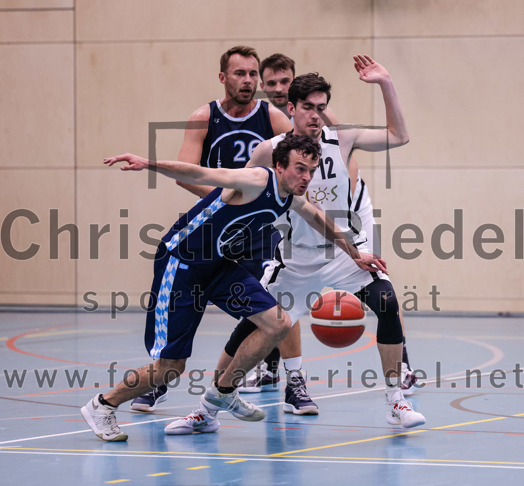2022-04-03_088_TSV_Vaterstetten_gegen_SV_Weissblau-Allianz_Muenchen | Vaterstetten, Deutschland, 03.04.2022:
Basketball, Bezirksoberliga Herren 2021 / 2022, 14. Spieltag, TSV Vaterstetten gegen SV Weißblau-Allianz München, Endergebnis: 86:54

Rene Pferner (SV Weißblau-Allianz München, #26), Maximilian Metzger (TSV Vaterstetten, #12)

Foto: Christian Riedel / fotografie-riedel.net
