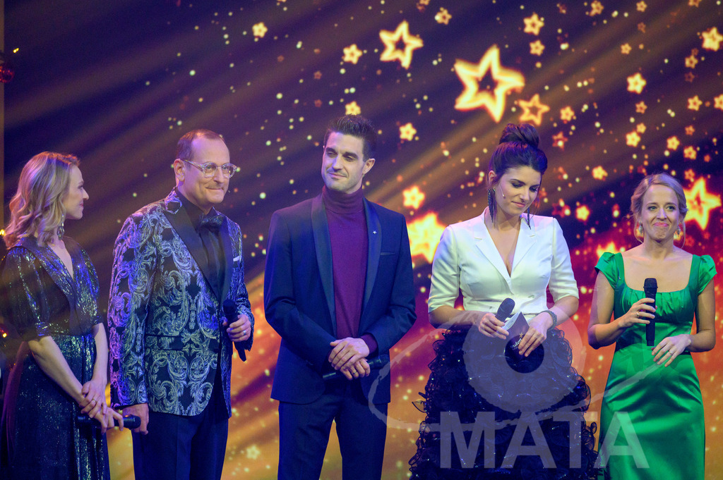 _DWA1456 | Teresa Rizos (Servus Baby),Volker Heißmann (Sternstunden-Gala, Fastnacht in Franken), Dominik Glöbl (Wirtshausmusikanten beim Hirzinger), Sandra Rieß (Sternstunden-Gala, BR24),Susanne Wiesner (BR Heimat) bei '30 Jahre Sternstunden-Gala 2023' in der Frankenhalle. Nürnberg, 15.12.2023 - Realisiert mit Pictrs.com