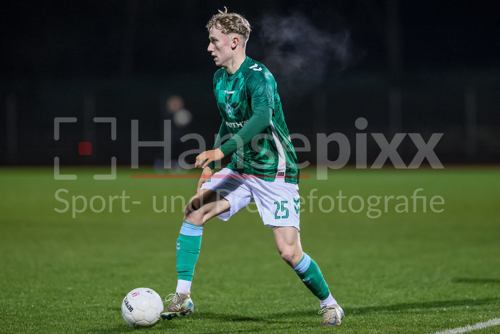 Fussball, Regionalliga Nord, SV Werder Bremen II - VfB Oldenburg | v.li.: Ben Ostermann (SV Werder Bremen II, 25) am Ball, Freisteller, Einzelbild, Ganzkörper, Aktion, Action, Spielszene