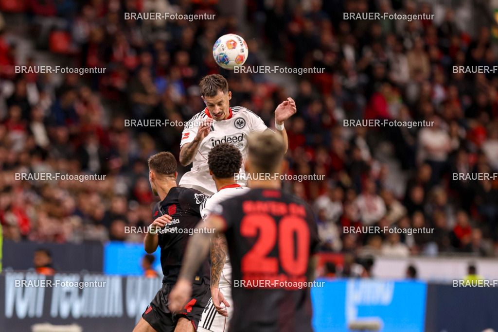 Bayer 04 Leverkusen vs Eintracht Frankfurt - Bundesliga  | Leverkusen, Deutschland, 12.09.25:   Patrick Schick (Bayer 04 Leverkusen) und Robin Koch (Eintracht Frankfurt) im Kampf um den Ball waehrend des Spiels der Bundesliga zwischen  Bayer 04 Leverkusen vs Eintracht Frankfurt in der BayArena(Foto von Brauer-Fotoagentur / Adrian Schlueter)