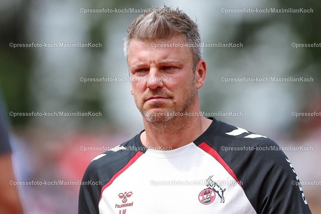 1FC12072501210 | 12.07.2025, Fußball, SV Bergisch Gladbach 09 - 1. FC Köln, Testspiel, BELKAW-Arena, Saison 2025 2026: Cheftrainer Lukas Kwasniok (1.FC Koeln) DFB regulations prohibit any use of photographs as image sequences and or quasi-video.