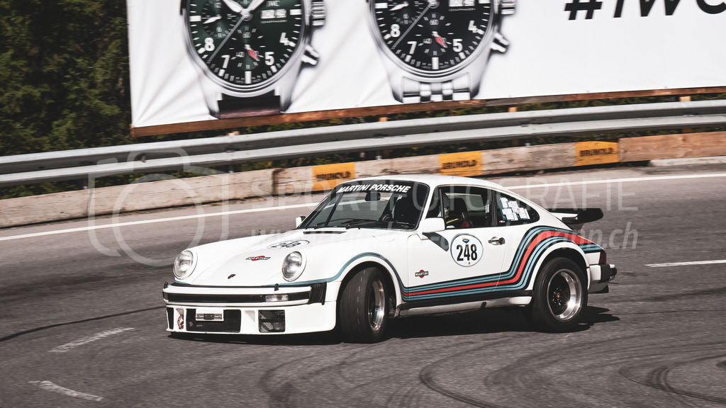 19. Arosa ClassicCar 2023 - 1. September 2023 | 19. Arosa ClassicCar 2023
Arosa, Schweiz
Seglias Patric aus Domat-Ems mit der Startnummer 248 in einem Porsche 930 Martini-Turbo, Jahrgang 1977, in der Klasse Classic Trophy.
@arosaclassiccar, @arosa.official, #arosaclassiccar, #arosa, #76curves, #classiccar
Bild: Sportfotografie Markus Aeschimann | www.markus-aeschimann.ch - Realisiert mit Pictrs.com