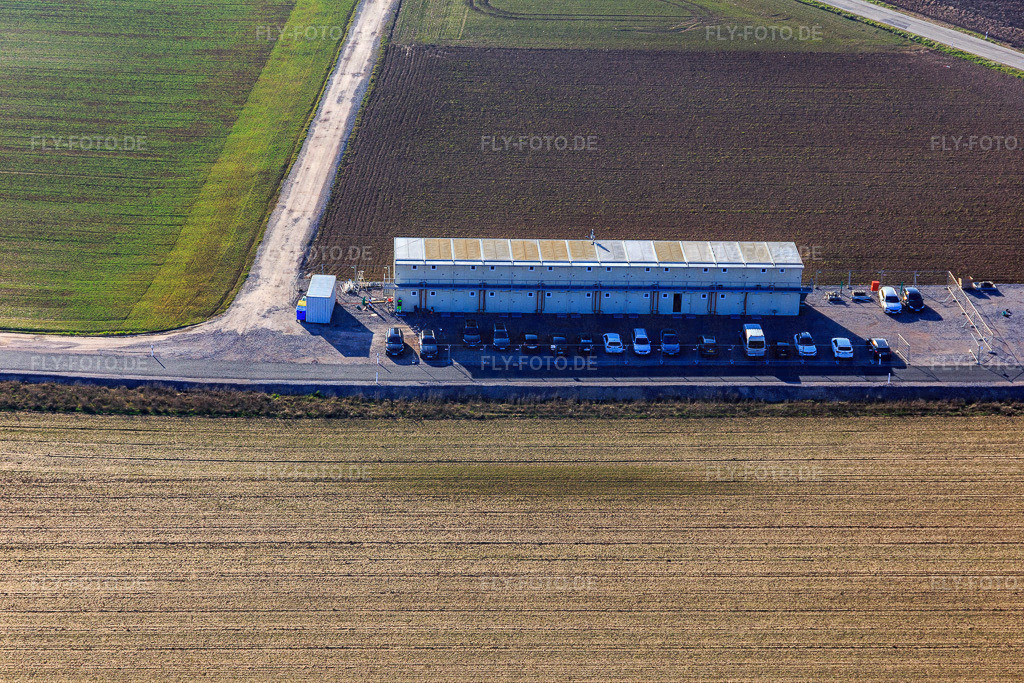 Wohncontainer am Tiefenbohrplatz V20 von Vulcan Energy am Schleidberg zur Förderung von Geothermie und Lithium https://v-er.eu/de/ | Luftbild: Wohncontainer am Tiefenbohrplatz V20 von Vulcan Energy am Schleidberg zur Förderung von Geothermie und Lithium https://v-er.eu/de/ in Insheim im Bundesland Rheinland-Pfalz in Deutschland. Foto: IMG_145439.jpg vom 05.03.2025 durch Werner Riehm/FLY-FOTO.de - Realisiert mit Pictrs.com