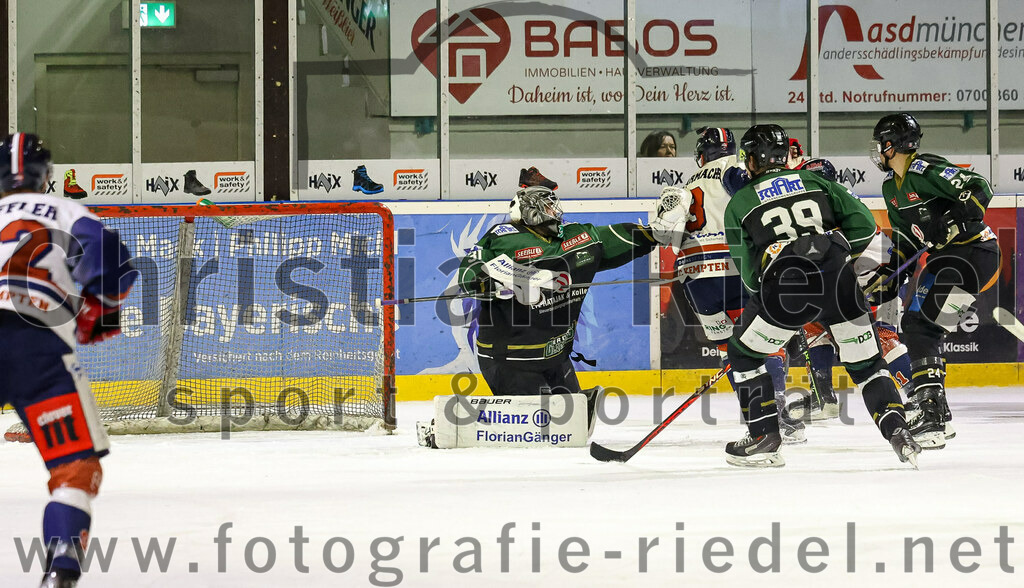 2023-03-07_145_TSV_Erding_gegen_ESC_Kempten | Erding, Deutschland, 07.03.2023:
Eishockey, Bayernliga Playoffs 2022 / 2023, Viertelfinale, TSV Erding gegen ESC Kempten, Endergebnis: 9:3

Torwart Christoph Schedlbauer (Erding Gladiators, #31), Timo Schirrmacher (ESC Kempten, #3), Thomas Plihal (Erding Gladiators, #39), Lukas Krämmer (Erding Gladiators, #24)

Foto: Christian Riedel / fotografie-riedel.net