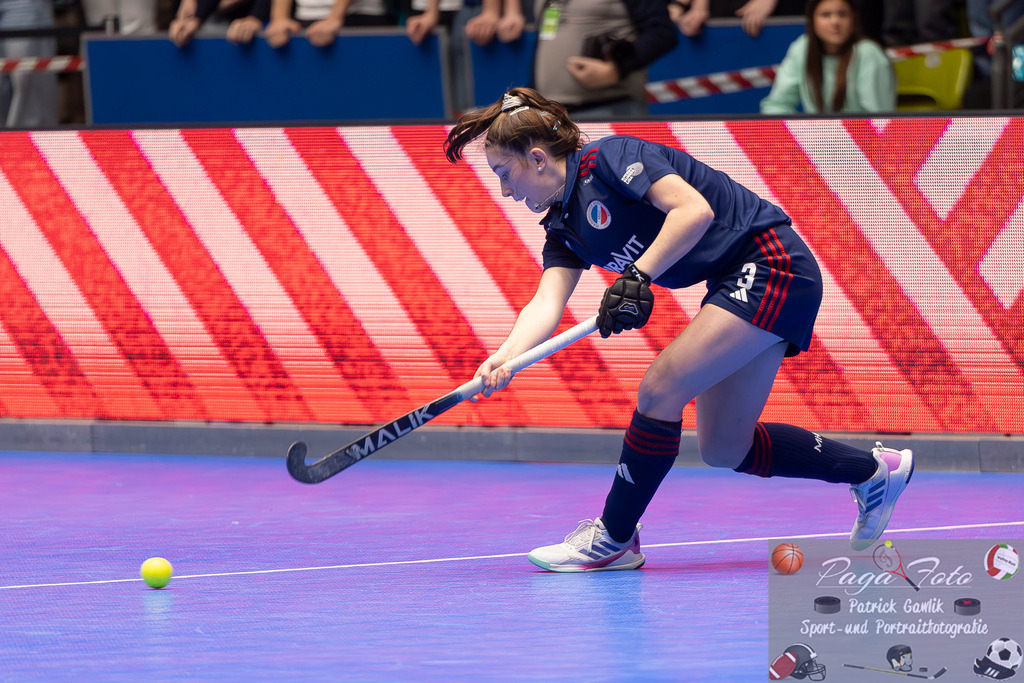Volvo E.R.B. Final 4 Finale Frauen: Berliner HC - Mannheimer HC, 26.01.2025 | Julie Pieper (Mannheimer HC #3) spielt den Ball, Berliner HC - Mannheimer HC, Frankfurt, Süwag Arena, 26.1.2025 - Realisiert mit Pictrs.com