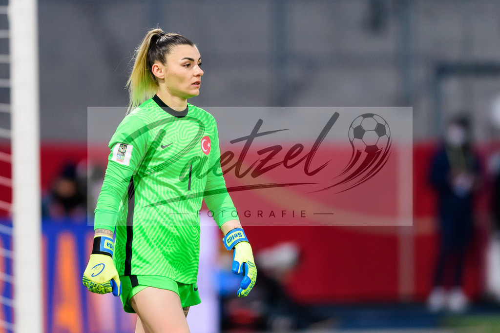 GERTUR20211126_115 | Fussball, Frauen: Torwart Selda Akgoez (Turkey) schaut bei dem Spiel der WM-Qualifikation zwischen Deutschland und Tuerkei im Eintracht-Stadion am 26.11.2021 in Braunschweig, Deutschland. - Realisiert mit Pictrs.com