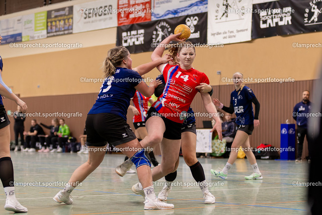 Handball I Damen I Saison 2025-2026 I Verbandsliga Süd I 13. Spieltag I HSG Kalkberg 06 - HSG Holstein Kiel-Kronshagen 2 040 | v.l. Marit Burmeister (33, HSG Kalkberg 06), Izabella Rey (14, HSG Holstein Kiel/Kronshagen 2) - Realisiert mit Pictrs.com