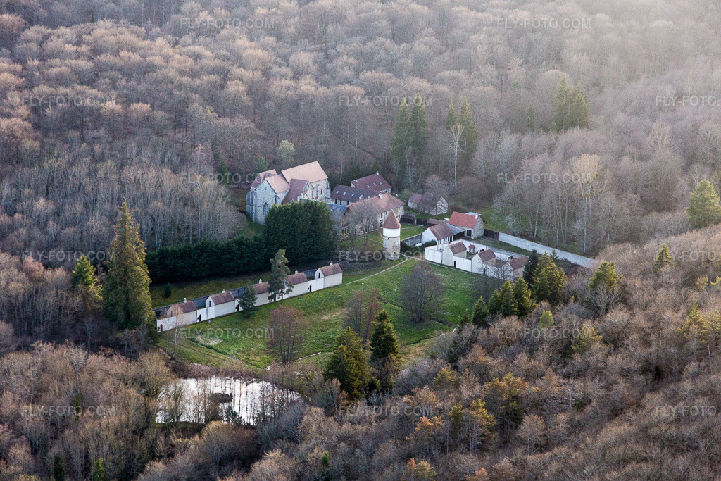 Aerial view: Bethlehem Monastery in Épinac in the state Saone et Loire, France. – Photo: IMG_105508.jpg taken on 04/01/2018 by Werner Riehm/FLY-FOTO.com – Resolution of the original: 5472 x 3648 px