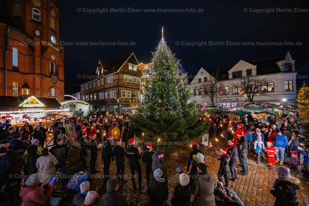 Stade Weihnachtsmarkt Fackelschwimmer DLRG_ELS_7523161223 | Stade DLRG Fackelschimmen 3.Advent - Realisiert mit Pictrs.com