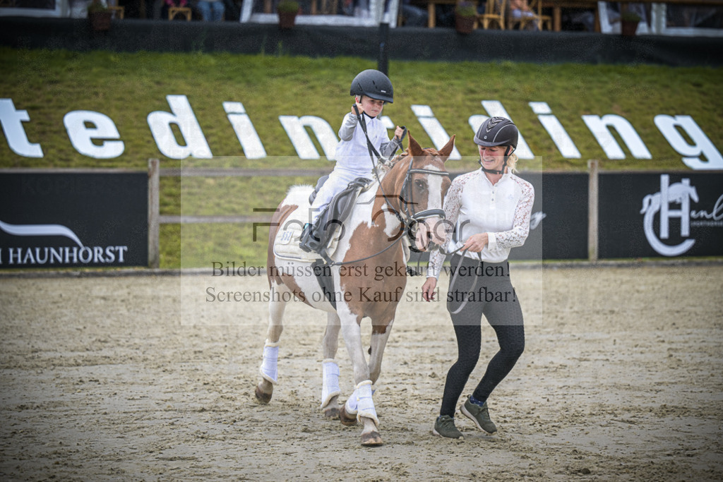 DOS_0176 | Entdecke hochwertige Reitturnierfotos von Foto Oger. Professionell, emotional und authentisch – jetzt Lieblingsmomente im Shop bestellen.Deutschlandweite Turnierfotografie. - Realisiert mit Pictrs.com