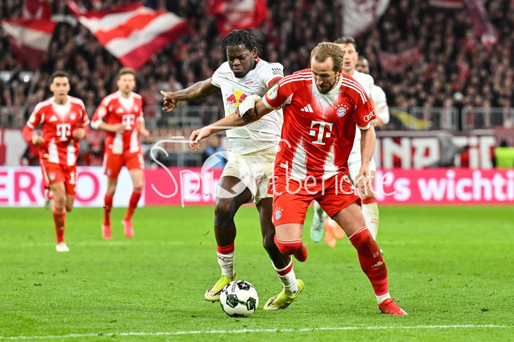FC Bayern München - RB Leipzig | MUNICH, GERMANY - 11. FEBRUARY: im Duell Castello LUKEBA (RB Leipzig 23) und Harry KANE (FC Bayern Munich 9) während dem Spiel zwischen dem FC Bayern München und RB Leipzig beim Viertelfinale des DFB-Pokales in der Allianz Arena