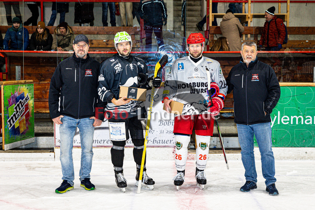 TSV Peißenberg MINERS gegen TEV Miesbach | Eishockey Bayernliga Herren Vorrunde 2024/25, TSV Peißenberg MINERS gegen TEV Miesbach, 20241201,Spieler des Spiels Dejan VOGL (MINERS 23) und Petr GULDA (TEVM 26),2024-12-01 in Peißenberg (Eisstadion Peißenberg)Dejan VOGL (MINERS 23), Petr GULDA (TEVM 26)Copyright: WolfgangxLindner