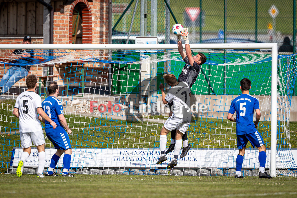 SG Hungerbach vs SV Eurasburg-Beuerberg | Meisterrunde Kreisklasse Gruppe C, SG Hungerbach vs SV Eurasburg-Beuerberg, 20240427,
Dominik HOFFMANN (SVEB Goalie 99) Fängt sicher,
2024-04-27 in Oberhasuen (Sportplatz Oberhasuen)
99 Dominik HOFFMANN (SVEB Goalie 99), 7 Tobias SCHÜLLER (SGH 7)
Copyright: WolfgangxLindner www.foto-lindner.de