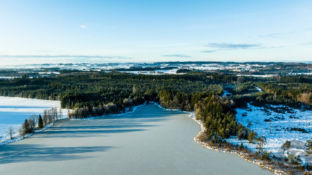 Wunderschöne Allgäu-Winterlandschaft aus der Luft – Hügel, Wälder und Alpenpanorama | Wunderschöne Allgäu-Winterlandschaft aus der Luft mit sanften Hügeln, verschneiten Wäldern und beeindruckendem Ausblicküber einen zugefrorenen See – ruhige, klare Winteridylle in einzigartiger Vogelperspektive. - Realisiert mit Pictrs.com
