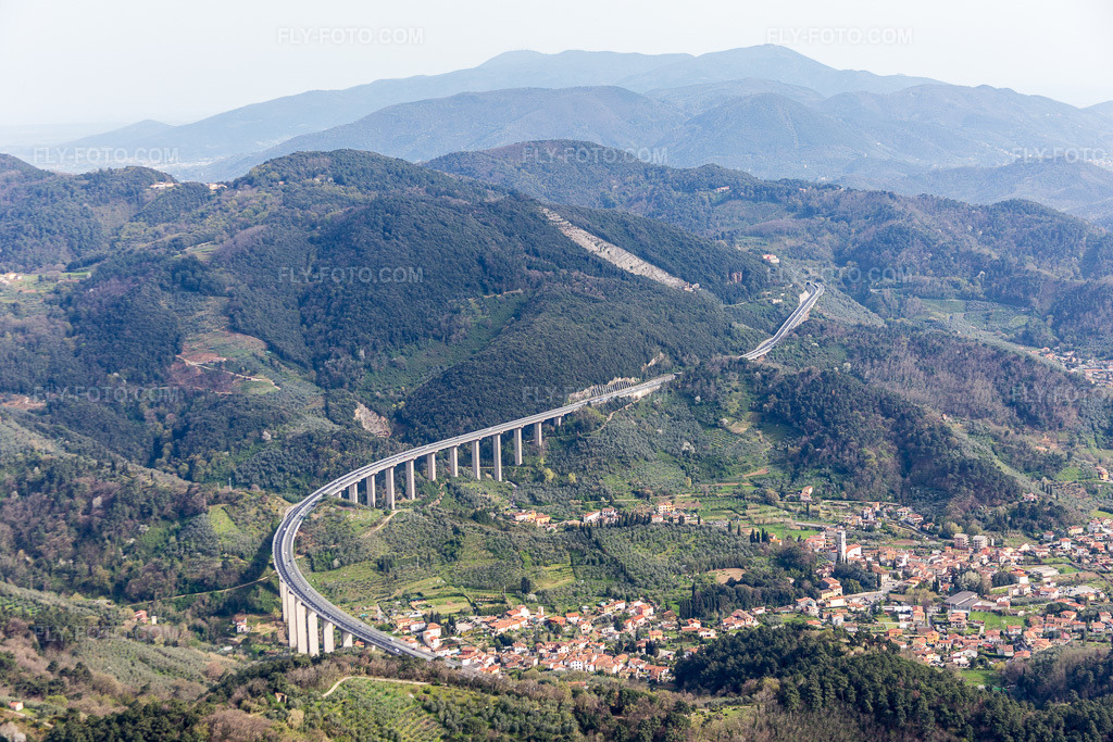Aerial view: Route layout and lanes along the A11 motorway bridge in Massarosa in the state Lucca, Italy. – Photo: IMG_086962.jpg taken on 04/03/2016 by Werner Riehm/FLY-FOTO.com – Resolution of the original: 5472 x 3648 px