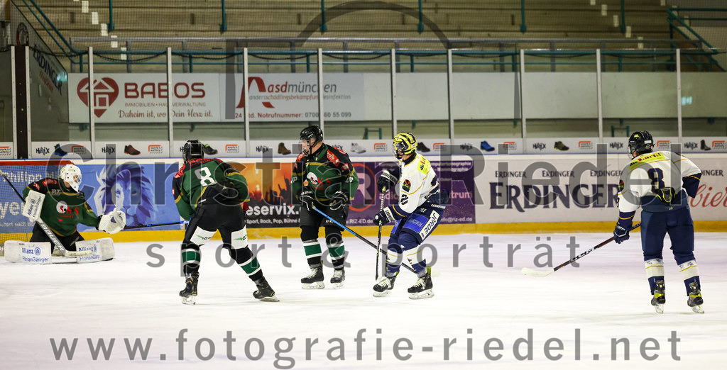 2022-11-26_108_TSV_Erding_gegen_ESC_Geretsried | Erding, Deutschland, 26.11.2022:
Eishockey, Bayernliga U20 2022 / 2023, xx. Spieltag, TSV Erding gegen ESC Geretsried, Endergebnis: 5:3

Torwart Nico Wimmer (Erding Gladiators, #30), Tobias Cramer (Erding Gladiators, #8), Ryan Finn Henke (Erding Gladiators, #10), Luis Huber (ESC Geretsried, #20), Paul Schurz (ESC Geretsried, #8)

Foto: Christian Riedel / fotografie-riedel.net