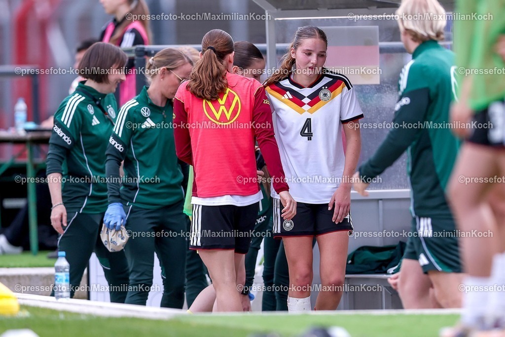 DFB16042601054 | 16.04.2026, Essen, Fußball, UEFA Womens UNDER 19 Championship qualification, Germany - France, Stadion Uhlenkrug, Saison 2025 / 2026: Lina Szaraz (Deutschland U19 #04) muss verletzt mit Schmerzen ausgewechselt werden  DFB regulations prohibit any use of photographs as image sequences and or quasi-video.