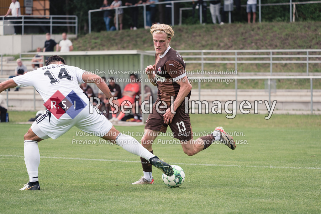 RS-1-059889 | Alexander Borck (#14, ETSV) schnappt Theo Schröder (#13, FCSP) den Ball weg.