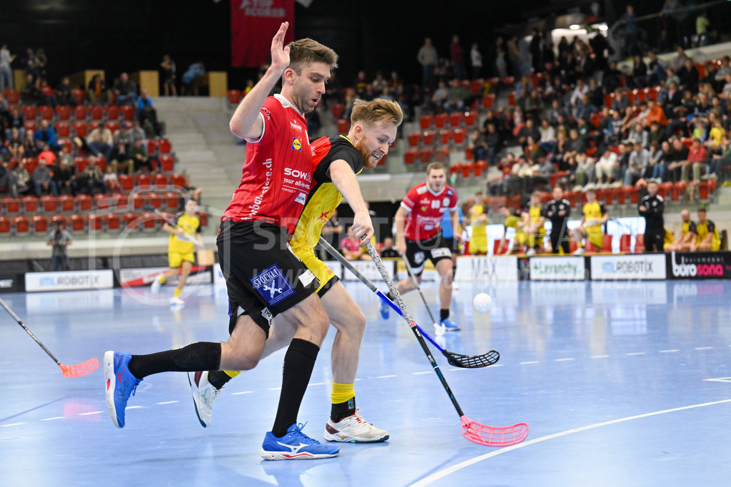 HC Rychenberg vs Basel Regio - 19. November 2022 | HC Rychenberg vs Basel Regio
AXA Arena, Winterthur
Noah Püntener (#19 HC Rychenberg) gegen Dennis Kramer (#8 Unihockey Basel Regio).
Bild: Sportfotografie Markus Aeschimann | www.markus-aeschimann.ch - Realisiert mit Pictrs.com
