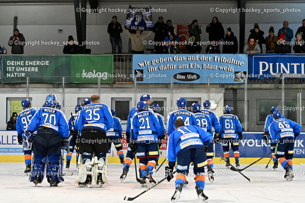ESC SPARKASSE STEINDORF vs. MET PHOTOVOLTAIK HORNETS SPITTAL | ESC Steindorf Mannschaft feiern mit den Fans, ESC SPARKASSE STEINDORF vs. MET PHOTOVOLTAIK HORNETS SPITTAL, ESC SPARKASSE STEINDORF vs. MET PHOTOVOLTAIK HORNETS SPITTAL am 22.11.2025 in Steindorf (Ossiachersee Halle), Austria, (Photo by Bernd Stefan)