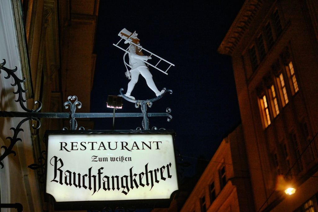 Restaurant zum weissen Rauchfangkehrer | Wien, Austria - November 29, 2023: Restaurant zum weissen Rauchfangkehrer Schild in der Weihburggasse am Abend. - Realisiert mit Pictrs.com