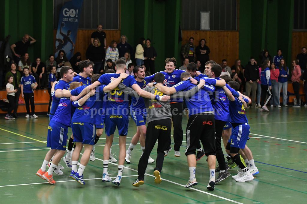 SSG Metten : SpVgg Altenerding | Die SSG Metten jubelt mit ihren Fans - Realisiert mit Pictrs.com