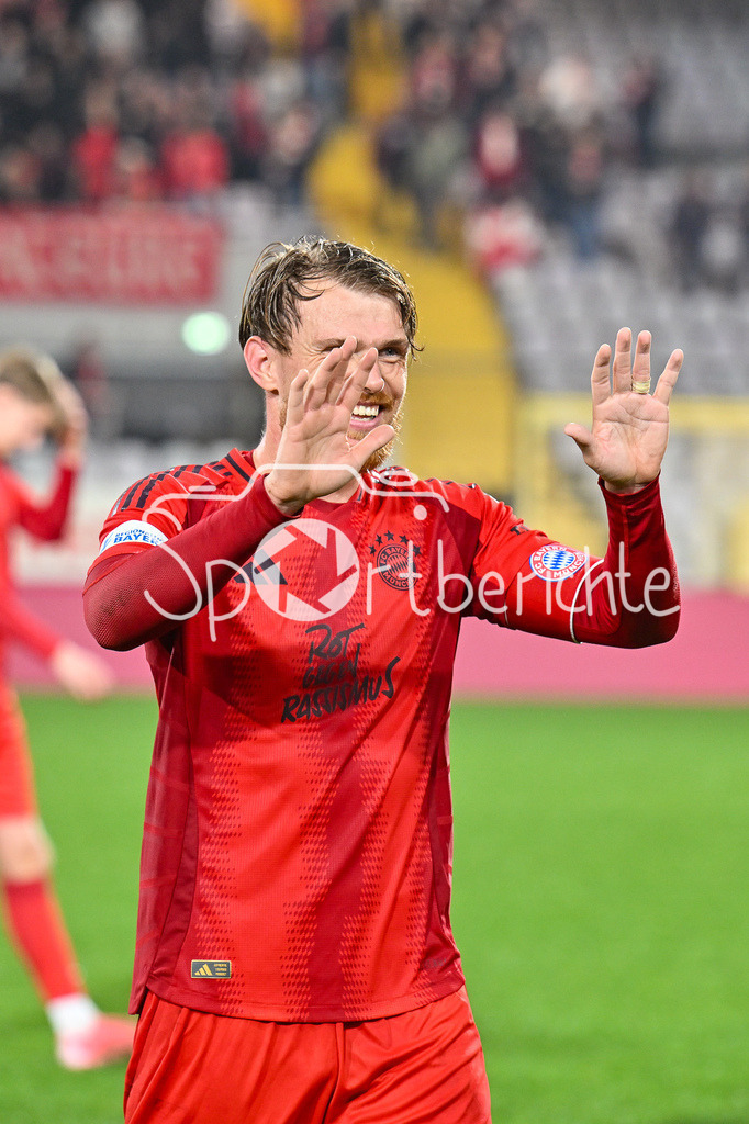 FC Bayern Amateure - FV Illertissen | großer Jubel bei den Spielern der FCB Amateure nach dem Heimsieg gegen Illertissen / Steve BREITKREUZ (FC Bayern München II #5)