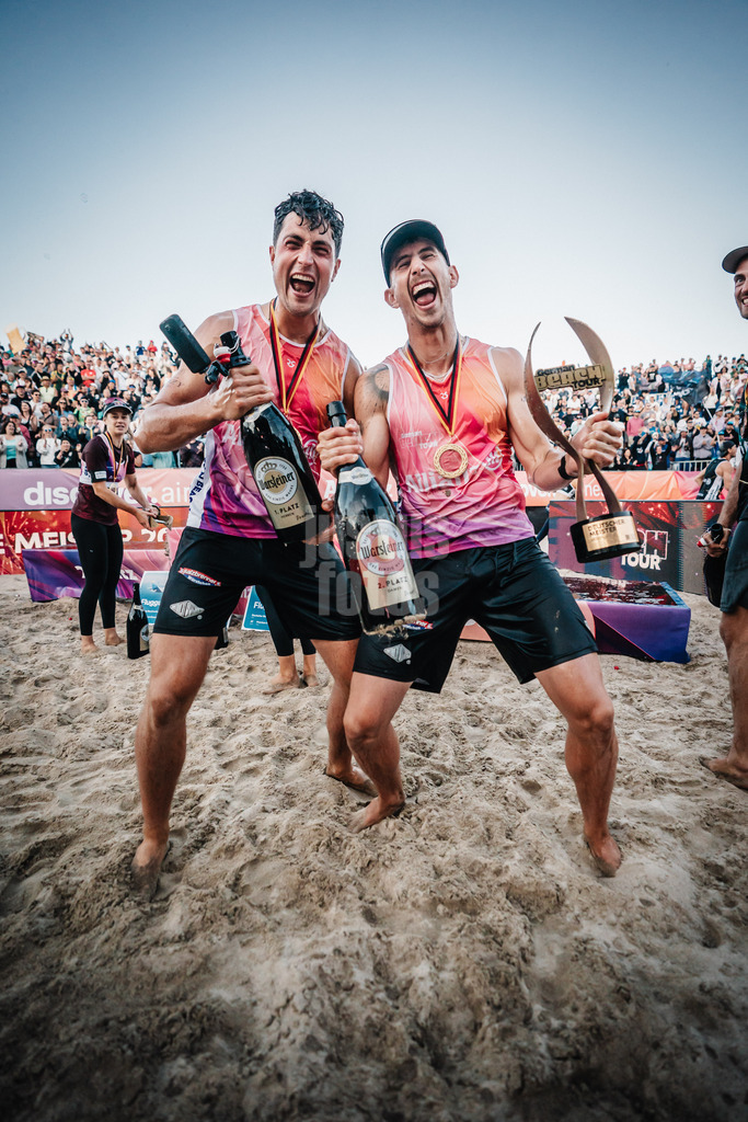 Beachvolleyball | Frauen und Männer | Deutsche Meisterschaften 2025 Timmendorfer Strand | 07.09.2025 | v.l. Lukas Pfretzschner bekommt von Clemens Wickler eine Bierdusche während der Siegerehrung