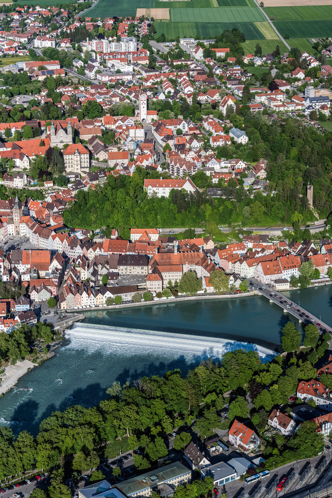 dr__dsc0021.jpg | LANDSBERG AM LECH 08.05.2018 Altstadtbereich und Innenstadtzentrum in Landsberg am Lech mit Lechwehr im Bundesland Bayern, Deutschland. // Old Town area and city center in Landsberg am Lech in the state Bavaria, Germany. Foto: Daniel Reiter