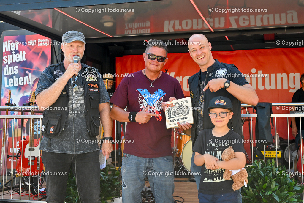 Linz_ Harley Davidson Charity_ 15.08.2023-42 | 15.08.2023, Linz, AUT, Harley Davidson Charity 2023 Hauptplatz Linz, im Bild Moderator, Didi Baier (Praesident Harley Davidson), Martin Hajart (VP, Vize-Bgm. der Stadt Linz) und Sohn Matthias