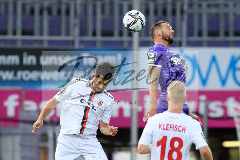 OSNVKO20210906_0 | Fussball, Herren: Aaron Berzel (FC Viktoria Koeln) und Marc Heider (VfL Osnabrueck) im Zweikampf beim Spiel der 3. Liga zwischen VfL Osnabrueck und FC Viktoria Koeln im Stadion an der Bremer Bruecke am 06.09.2021 in Osnabrueck, Deutschland.DFB / DFL REGULATIONS PROHIBIT ANY USE OF PHOTOGRAPHS AS IMAGE SEQUENCES AND/OR QUASI-VIDEO. - Realisiert mit Pictrs.com