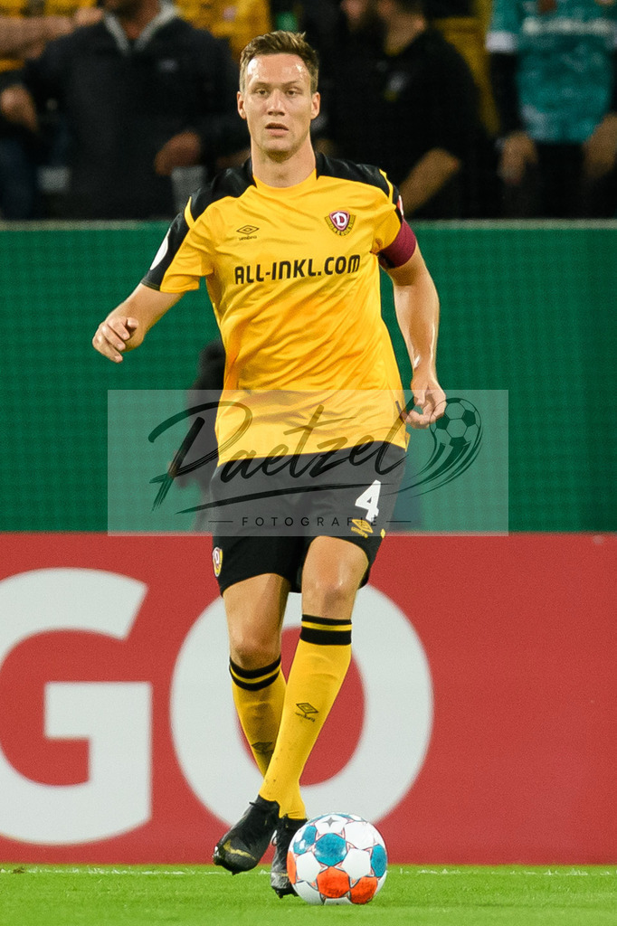 DREPAD20210806_084 | Fussball, Herren: Tim Knipping (SG Dynamo Dresden) in Aktion, am Ball, Einzelaktion beim Spiel der 1. Runde im DFB-Pokal zwischen SG Dynamo Dresden und SC Paderborn 07 im Rudolf-Harbig-Stadion am 06.08.2021 in Dresden, Deutschland.DFB / DFL REGULATIONS PROHIBIT ANY USE OF PHOTOGRAPHS AS IMAGE SEQUENCES AND/OR QUASI-VIDEO. - Realisiert mit Pictrs.com