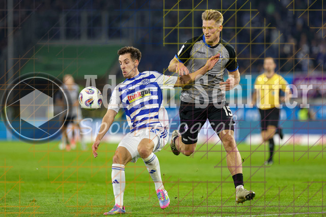MSV Duisburg vs SV Waldhof Mannheim - 3. Liga | Duisburg, Deutschland, 07.11.25:   Conor Noß (MSV Duisburg) und Malte Karbstein (SV Waldhof Mannheim) im Kampf um den Ball waehrend des Spiels der 3. Liga MSV Duisburg vs SV Waldhof Mannheim in der schauinsland-reisen-arena(Foto von Brauer-Fotoagentur / Adrian Schlueter)