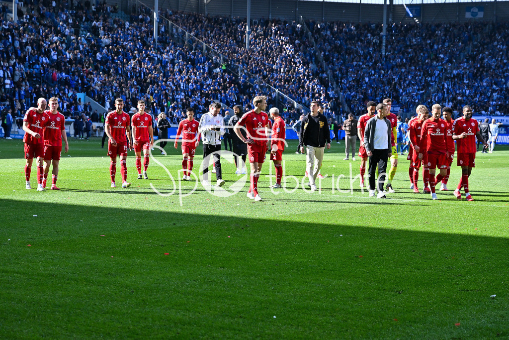 1. FC Magdeburg - Fortuna Düsseldorf | Die Spieler der Fortuna versammeln sich nochmal vorm Gaesteblock und bedanken sich bei den mitgereisten Fans / 2. Bundesliga: 1. FC Magdeburg - Fortuna Duesseldorf, Avnet-Arena am 18.05.2025 / DFL REGULATIONS PROHIBIT ANY USE OF PHOTOGRAPHS AS IMAGE SEQUENCES AND/OR QUASI-VIDEO