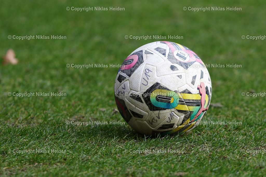 NH_HolsteinKielU19_BlumenthalerSVU19_U19DFBNachwuchsliga_08022025 | Spielball in der U19 DFB-Nachwuchsliga.Fußball I Junioren I U19 DFB-Nachwuchsliga I Saison 2024-2025 I Hauptrunde Liga B, Gruppa A, 2. Spieltag I Holstein Kiel U19 - Blumenthaler SV U19 I 08.02.2025 I Citti-Fußballpark