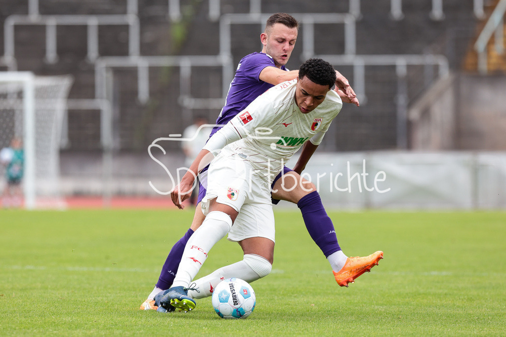 FC Augsburg - TSV Schwaben Augsburg | im Duell Noahkai BANKS (FCA #40) und Lukas RAMSER (TSV #10) / Zweikampf